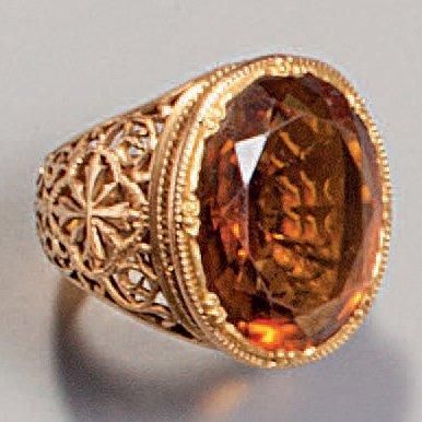 Importante bague en or jaune de rinceaux...