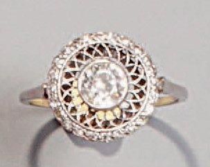 Bague en platine sertie d'un diamant demi-taille...