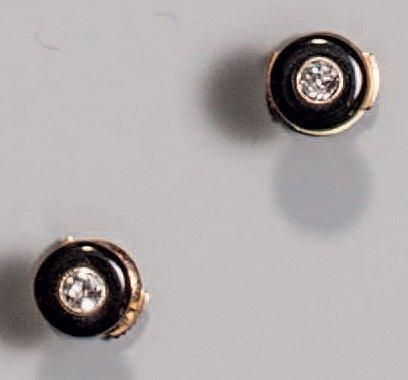 Paire de clous d'oreilles en onyx et brillants,...