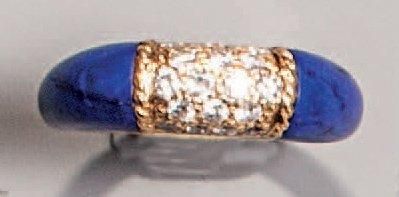 Bague jonc en or jaune ornée d'un pavage...