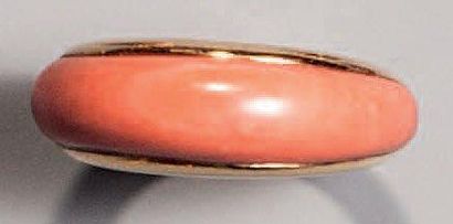 Bague jonc en or jaune et corail. Signée...