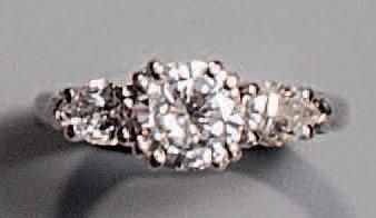 Bague ornée d'un brillant entre 2 diamants...