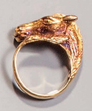 Bague tête de cheval en or jaune. Poids:...