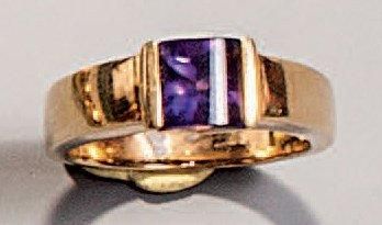 Bague ornée d'une améthyste carrée suiffée,...