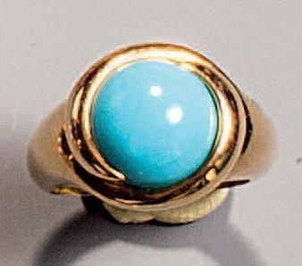 Bague ornée d'un motif composé d'entrelacs...