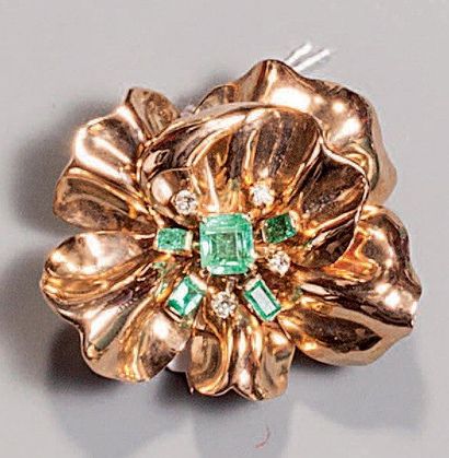 Clip fleur des années 1950 en or jaune bas...