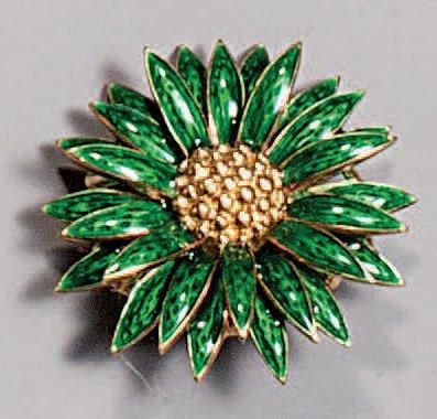 Broche fleur en or jaune, les pétales émaillées...