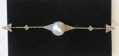 Barrette ornée d'une perle fine bouton, légèrement...