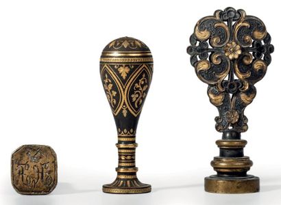 Trois sceaux. Deux en acier de Tolède à décor...