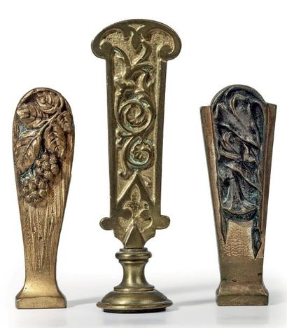 Trois sceaux en bronze à patine dorée et...