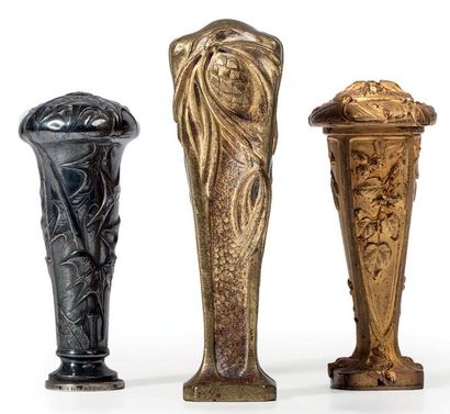 Trois sceaux à décor végétal. Un en métal...