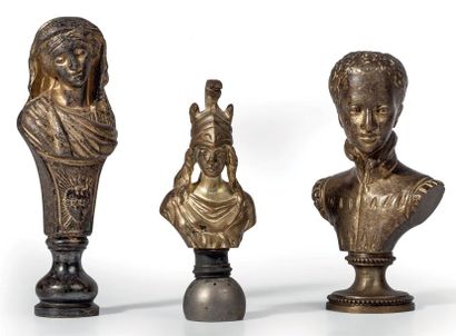Trois sceaux en bronze à patine dorée représentant...