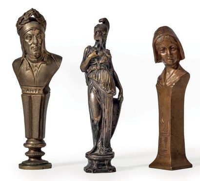 Trois sceaux en bronze à patine dorée et...