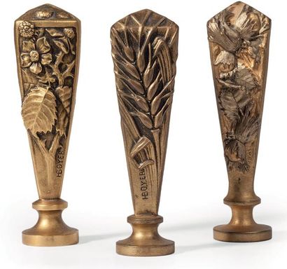 Trois sceaux en bronze à patine dorée à motifs...