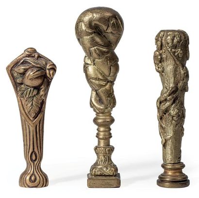 Trois sceaux en bronze à patine dorée et...