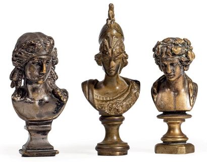 Trois sceaux en bronze à patine dorée et...