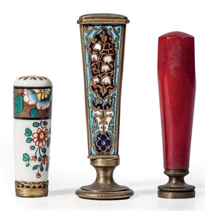 Trois sceaux. L'un en porcelaine à décor...