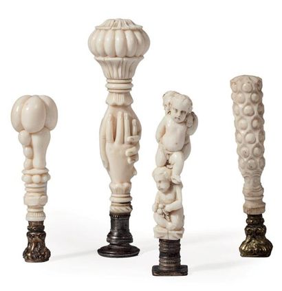 Quatre sceaux en ivoire sculpté. L'un à décor...