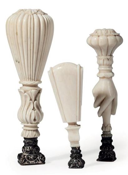 Trois sceaux en ivoire sculpté. L'un à décor...