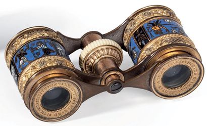 Une jumelle de théâtre métal doré à décor...