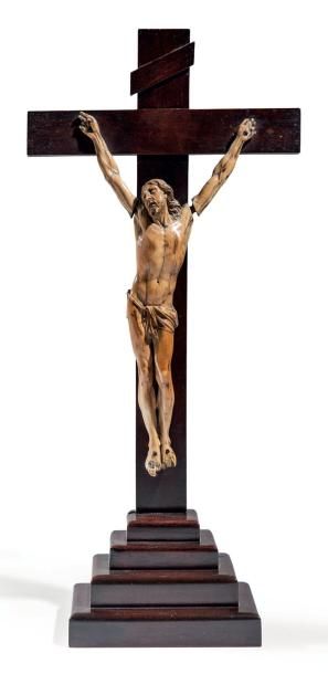 Christ en ivoire sculpté. XVIIIe siècle....