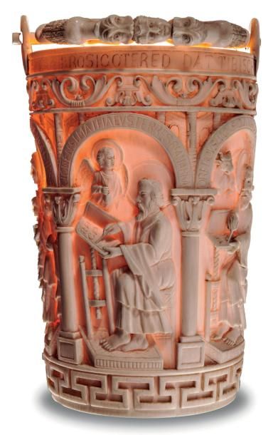 Situla ou seau à eau bénite En ivoire sculpté...