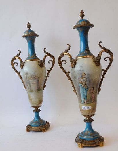 Paire de vases en porcelaine à monture en...