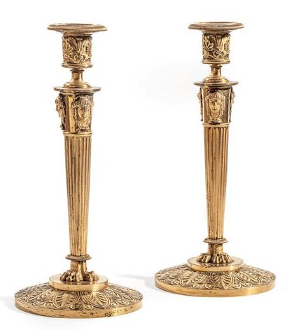 Paire de flambeaux en bronze ciselé et doré....