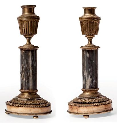 Paire de flambeaux en bronze et marbre à...