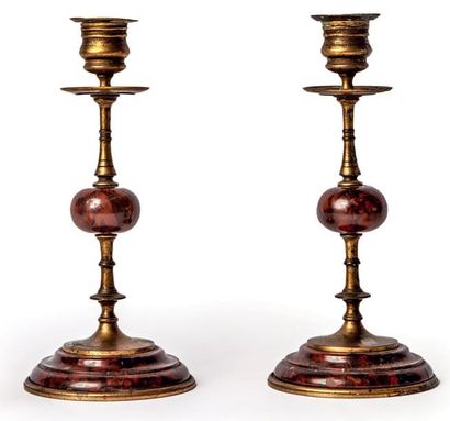 Paire de flambeaux en bronze et marbre à...