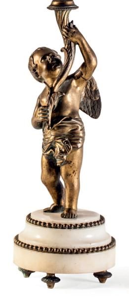Lampe En bronze doré figurant un putto brandissant...