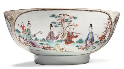 Bol à punch en porcelaine à décor de scène...