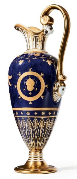 Aiguière bleu de four et or à décor de scène...