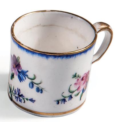 SÈVRES
Petite tasse en porcelaine à décor...