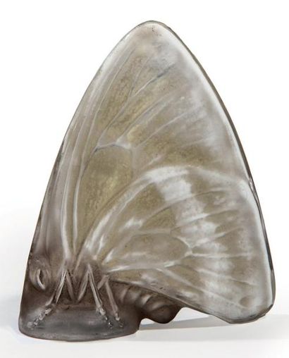 LALIQUE
Cachet papillon en verre moulé pressé...
