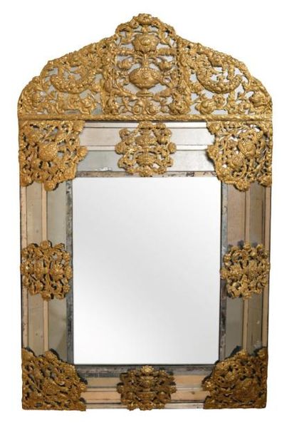 Miroir à part clause en laiton doré à décor...