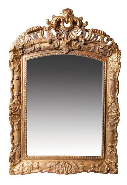 Miroir rectangulaire en bois sculpté et redoré...