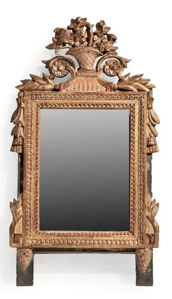 Petit miroir en bois sculpté, doré et partiellement...