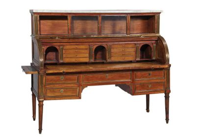 Bureau cylindre en acajou mouluré de cannelures...