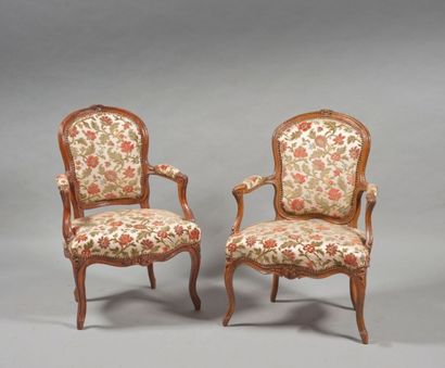 Deux fauteuils cabriolet formant paire en...