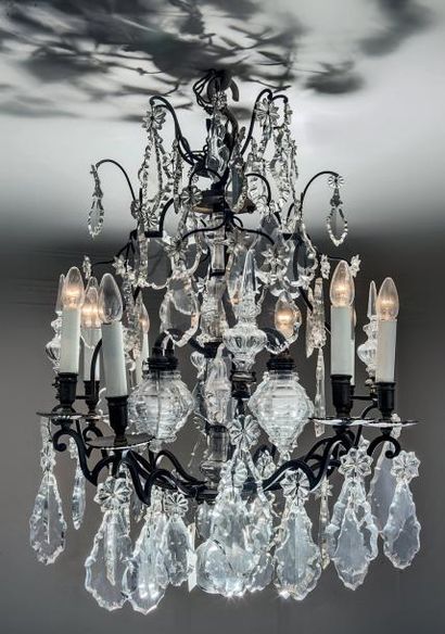 Lustre cage En bronze à huit bras de lumière....