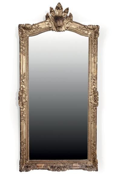 Grand miroir En bois et stuc dorés à décor...