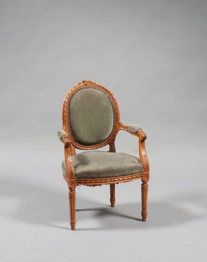 Fauteuil d'enfant en hêtre teinté.Modèle...