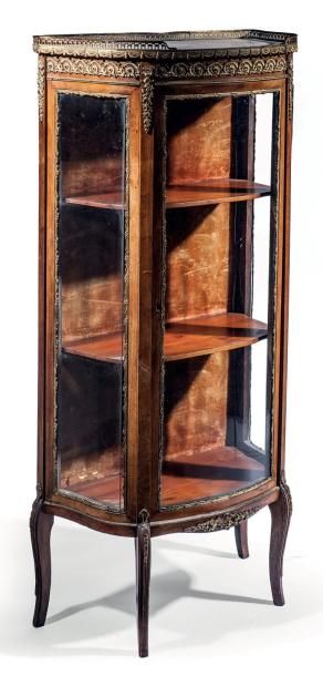 PETITE VITRINE De forme galbée, en bois patiné....