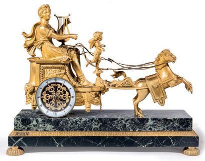 Pendule au char d'Apollon en bronze ciselé...