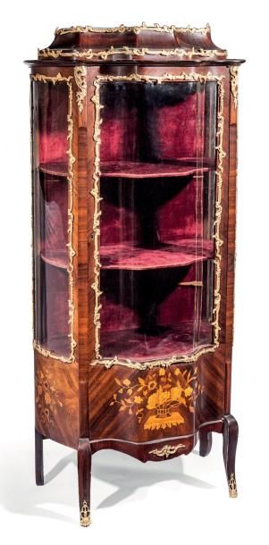 VITRINE GALBEE En bois de placage marqueté...