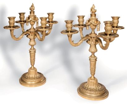 Paire de candélabres à cinq lumières en bronze...