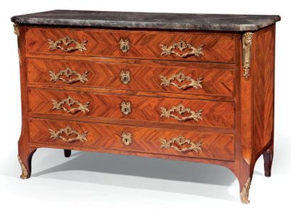 Commode En placage de bois de rose ouvrant...