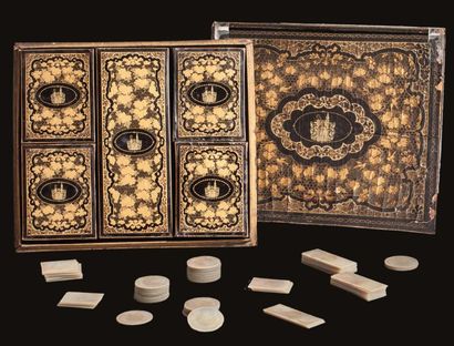Coffret rectangulaire En laque noire et or...
