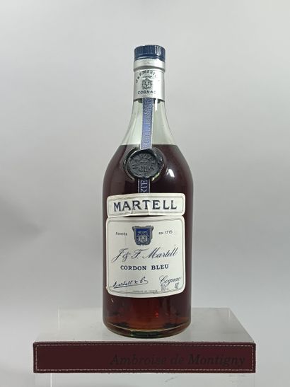 1 Bouteille COGNAC MARTEL Cordon bleu Légérement...